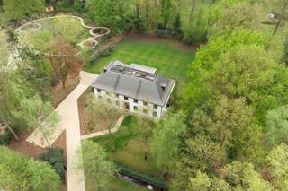 This elegant totally renovated villa is located in an excellent location, at the end of a cul-de-sac, in all tranquility and yet close to the center and major roads. <br /><br />A spacious central hall with checkroom and guest toilet, with several glass doors lead to the living spaces.<br />The living room, overlooking the garden, has parquet flooring and a cozy fireplace. Adjacent is the spacious living kitchen with exceptional light, a large dining area and direct access to the terraces. The kitchen is equipped with high-quality appliances, from Miele and Gaggenau, a Quooker faucet and a Gaggenau wine refrigerator. Soft natural tones of materials harmoniously combined.<br />An office space or a possible additional bedroom, a fine hall with hand washer and fitted cabinets, leads to the indoor garage. <br /><br />On the second floor a spacious landing with built-in closets and a night toilet. Two bedrooms with parquet floors, built-in closets and each with its own shower room. The large master bedroom has an en suite dressing room, sliding doors to the roof terrace and a luxurious bathroom with bathtub, shower, double sink and a toilet. There is also a fourth bedroom with en suite shower room and a practical laundry room with washer and dryer connections and a sink.<br /><br />A fixed staircase leads to the attic which can still be finished for various purposes. <br /><br />Spacious basement rooms house, among other things, technical installations and storage areas.<br /><br />The spacious garden offers a favorable location with respect to the sun and has plenty of privacy. The terraces are adjacent to the pool, which is equipped with an automatic shutter. The garden is fully fenced and has an automatic gate with videophone.<br /><br />This impressive villa has been extensively renovated with modern technologies. Investments have been made in energy efficient measures such as solar panels, a heat pump, air conditioning in all bedrooms, underfloor heating on the ground floor, etc., resulting in a favorable A label.