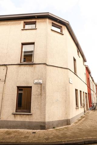 Située à un excellent angle de rue à Ledeberg (Gand), cette maison familiale très bien entretenue offre une luminosité naturelle exceptionnelle et une vue dégagée. 16 PANNEAUX SOLAIRES (405Wp chacun) réduisent vos coûts énergétiques. Alliant charme authentique et solutions pratiques, elle est idéale pour les familles ou le télétravail.
Au rez-de-chaussée, l'ancien garage sert désormais de vaste local à vélos. Vous y trouverez aussi un studio équipé (douche, WC, kitchenette), idéal pour une profession libérale, des invités ou du cohabitat (sous réserve de permis).
La maison dispose de 3 chambres spacieuses, chacune avec son propre lavabo. Le séjour, baigné de lumière, offre une sensation d'espace et de sérénité.