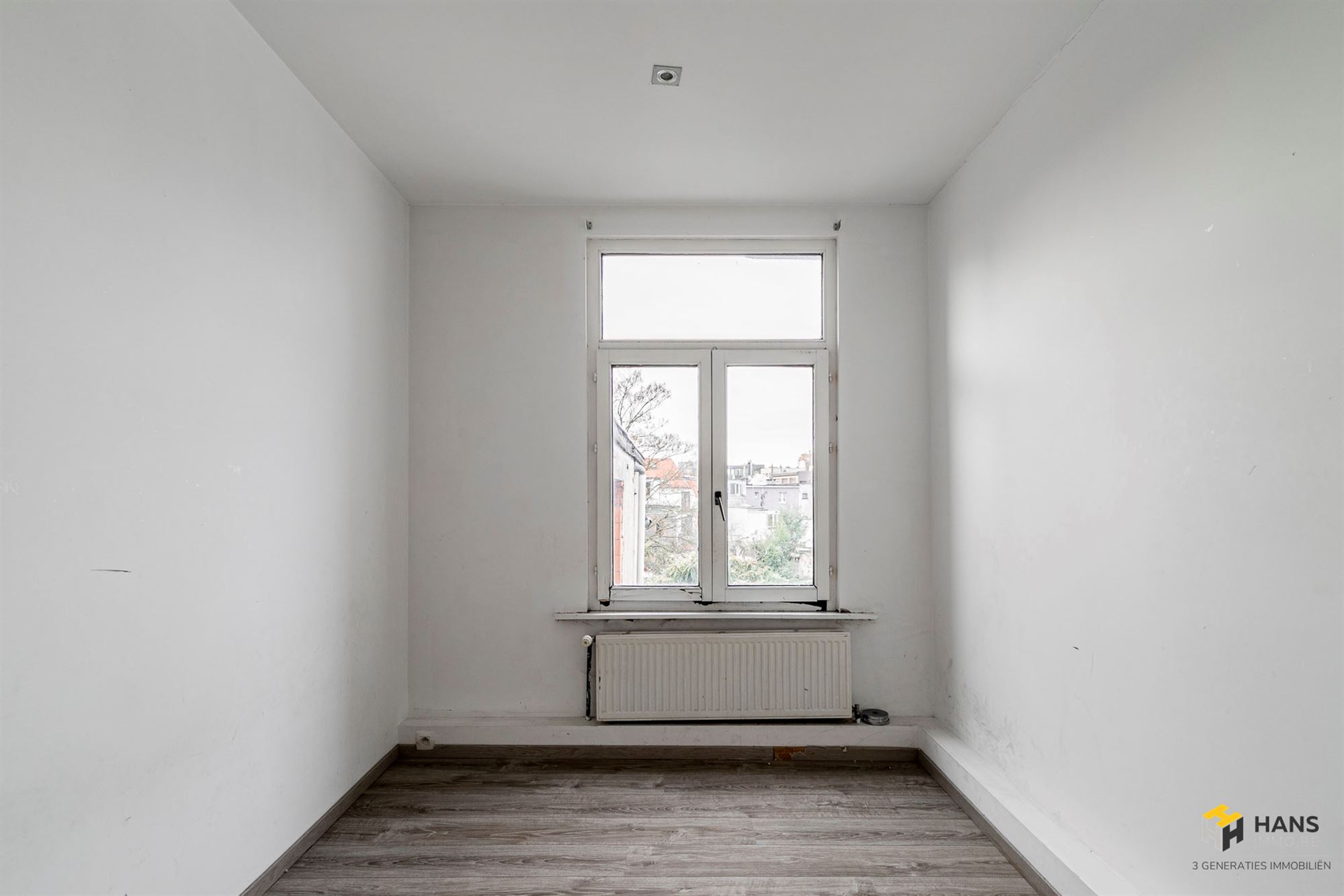 Ruime woning (… m²) met 5 slaapkamers, 2 badkamers en buitenruimte (30 m²) in Borgerhout. - foto 4