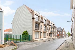<p>Instapklaar appartement op wandelafstand van het centrum van Avelgem!<br /><br />Dit instapklaar appartement combineert comfortabel wonen, een praktische indeling en een centrale ligging vlakbij winkels, scholen en openbaar vervoer.<br /><br />INDELING:<br />Inkomhal, lichtrijke leefruimte met uitgeruste open keuken en praktische berging. Verder beschikt het appartement over een ruime slaapkamer en een badkamer. Daarnaast is er ook een privatieve kelderberging inbegrepen in de verkoop.<br /><br />Wat maakt dit appartement uniek?<br />♦ lichtrijke leefruimte<br />♦ uitgeruste open keuken met berging<br />♦ ruime slaapkamer<br />♦ privatieve kelderberging inbegrepen<br />♦ energiezuinig: epc-label C<br />♦ op wandelafstand van centrum Avelgem<br />♦ dichtbij scholen, winkels en openbaar vervoer<br />♦ ideaal voor starters, koppels, alleenstaanden of investeerders<br /><br />Interesse in dit appartement?<br />Contacteer ons vandaag nog: charlotte@immobeguin.be</p>