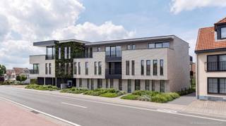 Een project dat de focus legt op jou. <br /><br />Dat klinkt als het klassieke makelaarspraatje, zeg je? Dat snappen we. En toch is dit project nét dat tikje meer. Meer ruimte, meer high-end, meer een (t)huis.<br /><br />Welkom in appartement 0.1-4; een gelijkvloers appartement van 106² met 2 slpk en een tuin van 35m².<br /><br />1. We focussen op woongemak. Geen gebouw waar we zoveel mogelijk appartementen/studio’s in proppen, maar een kleinschalige residentie met grote appartementen. Ademruimte dus.<br /><br />2. We leggen dus de nadruk op ruimtelijkheid. Veel lichtinval, grote ramen, groene eyecatchers en vooral: buitenruimte! Je wordt benauwd van het gemiddelde terras van 8m², zeg je? No worries, hier starten we met balkons vanaf 18 m² tot maar liefst 68m²! <br /><br />3. Graag bewust wat kleiner wonen, of toch een volwaardig alternatief voor het inruilen van je woning? We bieden beide aan: een fijne bewoonbare oppervlakte van 93m², tot een penthouse van…jawel… 185m². <br /><br />4. Future proof wonen, da’s de boodschap. En dit project gaat nog een tikje verder, want er werd extra aandacht besteed aan toegankelijkheid: brede gangen en parkeerplaatsen, drempelvrij wonen, een lift tot in de kelder en op wandelafstand van openbaar vervoer, winkels, eetgelegenheden, scholen, etc.<br /><br />5. Energiezuinigheid is niet enkel goed voor de natuur, maar ook voor je portemonnee. Deze BEN-woningen focussen op een minimaal verbruik en mikken op een E-peil van 10. En jawel, dat betekent niet enkel een fantastische isolatie, maar ook een warmtepomp voor vloerverwarming en -koeling, zonnepanelen, regenwaterputten, etc.<br /><br />6. And last but not least: een lokale bouwheer én makelaar. Je weet van wie je koopt. We kennen de buurt en de mogelijkheden. En we kennen jou. Graag later verhuren? Doen we! Je eigen huis (gratis) laten schatten om te kijken wat de mogelijkheden zijn? Met plezier! Benieuwd naar een lening of verzekering? You’re welcome. Je hebt een lokaal aanspreekpunt, nu en in de toekomst.<br /><br />Een parkeerplaats (vanaf 26.000 EUR) en berging (vanaf 3000 EUR) in de ondergrondse garage is verplicht bij aan te kopen. <br /><br />De snelle kopers kunnen profiteren van deze lanceringsprijzen.<br />AANKOOP AAN 6% BTW MOGELIJK! <br /><br />Benieuwd naar de voorwaarden? <br />We gaan graag een keer met je rond tafel.