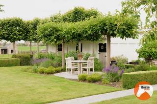 ASSENEDE - Instapklare, landelijke woning met uniek uitzicht<br /><br />In de tweede bouwlijn, omringd door groen en genietend van een uitzonderlijke rust en privacy, bevindt zich deze volledig gerenoveerde en instapklare tweewoonst met een warme landelijke uitstraling. Dankzij de verzorgde afwerking, de veelzijdige indeling en het vrije uitzicht is dit een eigendom die tal van mogelijkheden biedt.<br /><br />De hoofdwoning beschikt over een inkomhal met gastentoilet, een gezellige en lichtrijke leefruimte met volledig ingerichte open keuken en grote raampartijen die uitkijken op het terras en de verzorgde tuin. Op de eerste verdieping bevinden zich twee volwaardige slaapkamers en een badkamer, uitgerust met zowel een ligbad als een douche.<br /><br />Het tweede woongedeelte heeft een eigen inkom en is volledig zelfstandig ingericht met een gezellige leefruimte, open keuken, slaapkamer, badkamer, praktische berging en een aangenaam privéterras. Daarnaast beschikt dit gedeelte over een ruime, niet-ingerichte zolder die nog tal van mogelijkheden biedt.<br /><br />Buiten vormt de tuin een heerlijke plek om in alle rust te genieten van de landelijke omgeving. Achter de woning strekt zich een prachtig uitzicht uit over de omliggende gronden, terwijl het aanwezige stalgebouw deze eigendom bijzonder geschikt maakt voor paarden- en dierenliefhebbers of iedereen die graag van ruimte en natuur geniet.<br /><br />De woning werd doorheen de jaren volledig gerenoveerd en verkeert in een uitstekende staat van onderhoud. Hierdoor is ze volledig instapklaar en combineert ze hedendaags wooncomfort met de charme van het landelijke leven.<br /><br />Troeven:<br /><br />- Volledig gerenoveerde en instapklare tweewoonst<br />- Rustige ligging in de tweede bouwlijn<br />- Hoofdwoning met 2 slaapkamers<br />- Zelfstandig tweede woongedeelte, ideaal voor kangoeroe wonen, gastenverblijf of zelfstandige activiteit.<br />- Verzorgde tuin met terras en vrij uitzicht.<br />- Stalgebouw en weide ideaal voor het houden van dieren aan huis<br />- Landelijke ligging met een uitstekende combinatie van rust, privacy en bereikbaarheid<br /><br />Een eigendom die perfect is voor wie op zoek is naar comfortabel wonen in een groene, landelijke omgeving, met voldoende ruimte voor familie, hobby's of dieren aan huis.