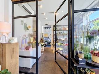 Dit prachtig gebouw met gemengd gebruik situeert zich in de schaduw van de kerktoren te Oombergen, in de onmiddellijke omgeving van de N42 en N46. Ook openbaar vervoer, scholen, winkels, ... bevinden zich vlakbij. Het gebouw heeft enorm veel charme en werd piekfijn gerenoveerd in een gemixte stijl van authenticiteit en modern en dit met oog voor detail en functionaliteit. Deze eigendom is de uitgelezen kans voor wie op zoek is naar de combinatie van stijlvol wonen met een winkelruimte, zelfstandig of vrij beroep, kangoeroe wonen, ... en zo veel meer!<br />Indeling: gelijkvloers: open handelsruimte met gepolierde betonvloer, garage met doorrij mogelijkheid (momenteel eveneens ingericht als winkel en afgesloten met automatische stalen glasdeur), achteraan nog een kitchenette met toilet en extra berg- of stockruimte.<br />Eerste verdieping: via de prachtige traphal komt men in de open leefruimte met authentieke schouw, eetplaats, afzonderlijke bureau, open keuken ingericht met toestellen en aansluitend een zonnig terras, berging, toilet, slaapkamer met bergruimte en douchekamer (douchekamer nog in te richten, voorzieningen reeds aanwezig).<br />Tweede verdieping: masterbedroom met open dressing, badkamer met vrijstaand ligbad, grote lavabo, douche en toilet, er is eveneens nog een technische ruimte op deze verdieping. Zowel de eerste als de tweede verdieping zijn afgewerkt met parketvloer. Verder is er nog een kelder aanwezig.<br />Buiten: uiterst gezellig en ruim terras, afgesloten tuin grenzend aan weide, oriëntatie op het westen.<br />UNIEKE EIGENDOM MET BREDE WAAIER AAN MOGELIJKHEDEN EN EEN JUISTE PRIJS-KWALITEITVERHOUDING!! <br />CV aardgas, zonneboiler, houten ramen met HR-glas, muren en dak geïsoleerd, verdiepingen met houten roostering. EPC: 224 kWh/(m² jaar), energielabel C, bewoonbare oppervlakte volgens EPC: 274 m² (kelder en garage niet inbegrepen), KI: €1.070, asbestveilig, elektrische installatie conform het AREI. <br />Woongebied met landelijk karakter, agrarisch gebied, vergunning uitgereikt, geen rechterlijke of bestuurlijke maatregel opgelegd, geen voorkooprecht, geen verkavelingsvergunning uitgereikt. Geen risicozone voor overstromingen, P-score A, G-score A. <br />U kan de beschikbare attesten bij verkoop downloaden via de website janssens-leroy.be.