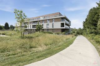 <p>Welkom in dit stijlvolle en instapklare appartement aan de Hundelgemsesteenweg 264A in Ledeberg, Gent.</p><p>Dit recente appartement, opgeleverd in 2021, combineert hedendaags wooncomfort met een uitzonderlijk gevoel van rust, licht en ruimte. De ligging aan de Schelde zorgt voor een aangename woonbeleving, met een groen en open uitzicht dat meteen in het oog springt.</p><p>Een absolute troef is het prachtige Scheldezicht. Vanuit de leefruimte en het ruime terras kijkt u uit over het water en het omliggende groen. Dit open zicht geeft het appartement een bijzonder ruimtelijk en rustgevend karakter, en maakt van het terras een plek waar u op elk moment van de dag graag vertoeft.</p><p>Het appartement bevindt zich in uitstekende staat en werd afgewerkt met duidelijk oog voor kwaliteit. De hoogwaardige afwerking vormt een belangrijke meerwaarde.</p><p>De bewoonbare oppervlakte bedraagt 94 m², aangevuld met twee aangename terrassen van respectievelijk 12 m² en 4 m². Zo beschikt u over een comfortabele binnenruimte én volwaardige buitenruimte, met een sterke connectie met het water en de groene omgeving.</p><p><span>Indeling</span><br />Via de inkomhal betreedt u het appartement en komt u terecht in de lichtrijke leefruimte met grote raampartijen. De open, volledig uitgeruste keuken sluit mooi aan op de leefruimte en maakt van deze plek het hart van het appartement. <br />Vanuit de leefruimte heeft u rechtstreeks toegang tot het ruime terras met open zicht op de Schelde en het groen. Hier geniet u in alle rust van het uitzicht, de stilte en de ruimte rondom u.<br />Verder beschikt het appartement over een gastentoilet, een stijlvolle badkamer en twee volwaardige slaapkamers. Eén van de slaapkamers geeft uit op het tweede terras, wat zorgt voor extra buitenruimte en een aangename verbinding tussen binnen en buiten.<br />Daarnaast beschikt het appartement over een privatieve autostaanplaats en een gemeenschappelijke fietsenberging, wat het wooncomfort compleet maakt.</p><p><span>Troeven</span><br />• Recent en instapklaar appartement, opgeleverd in 2021<br />• 94 m² bewoonbare oppervlakte<br />• Lichtrijke leefruimte met grote raampartijen<br />• Hoogwaardige afwerking met duidelijke meerwaarde tegenover standaard nieuwbouw<br />• Zeer ruim terras aan de leefruimte en tweede terras aan de slaapkamer<br />• Prachtig open Scheldezicht met groen en rustgevend uitzicht<br />• Uitstekende ligging tussen Gent-centrum en de Scheldevallei<br />• Winkels, scholen, openbaar vervoer en horeca op wandel- en fietsafstand<br />• Vlotte verbinding naar Gent-centrum, E17 en E40<br />• Privatieve autostaanplaats en gemeenschappelijke fietsenberging<br />• Ideaal als eigen woonst én als duurzame investering<br />• Vrij bij akte<br />• Vraagprijs: € 459.000</p><p>Een zeldzame combinatie van nieuwbouwcomfort, hoogwaardige afwerking en een blijvend open zicht op de Schelde.</p><p><span>Contact</span><br />Meer informatie of een bezoek? Contacteer Els: 0496/10.65.76 of els@heritagevastgoed.be</p>