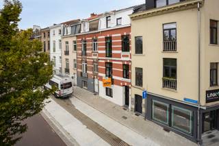 <span><strong>**Studeren in stijl**</strong></span><br /><br /><span>Welkom in <strong>Residentie BLVD. 47</strong>, gelegen tussen de Naamsepoort en Parkpoort op een uiterst gunstige locatie. Deze kleinschalige studentenresidentie biedt </span><strong>7 hoogwaardige investeringsunits</strong><span> geschikt voor universiteitsstudenten, doctoraatstudenten, jong volwassenen op zoek naar een comfortabele thuis. Naast de strategische ligging zijn de faciliteiten in de nabijheid mooi meegenomen. Zo vind je op enkele meters van het gebouw het openbaar vervoer, supermarkten, printshops, apotheek. Het </span><strong>kasteel van Arenberg</strong><span> geeft een stukje geschiedenis en heel wat ontspanning met zich mee, evenals het </span><strong>Sportkot</strong><span> waar studenten kunnen sporten naar believen. Last but not least, is de residentie omgeven door verschillende campussen zowel gelegen in Leuven als Heverlee.</span><br /><br /><span>BLVD. 47 is een </span><strong>vernieuwbouwproject</strong><span> dat opgeleverd werd in augustus 2025. De renovatie werd uitgevoerd met aandacht voor detail, afwerking en kwaliteitsvolle materiaalkeuze. De entiteiten zijn <strong>kamers met eigen sanitair</strong>, waarvan enkele met een hoogslaper, en worden volledig bemeubeld aangeboden. Bovendien is er een <strong>fietsenstalling</strong> voorzien en een <strong>gemeenschappelijke keuken met tuin</strong> aanwezig zodat studenten gezellig samen kunnen kokerellen en ontspannen!</span><br /><br /><span><strong>Voor een stabiele investering met onmiddellijk rendement, ben je op residentie BLVD. 47 aan het juiste adres want alle beschikbare entiteiten voor verkoop zijn uitverhuurd AC 2025-2026.</strong></span><br /><br /><span><strong>Interesse? Vraag je brochure op en plan uw bezoek in met onze Expert Investeringsvastgoed: Jacky@connect-immo.be of 0495 53 46 49</strong></span><br /><br /><span>EPC: 69 kWh/m² - 3441585 </span><br /><span>wche, gdv, gvkr, gvv<br /></span>