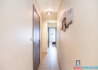 <p><strong>Koksijde-Bad, residentie Casa Esmeralda</strong>, <strong>gezellig appartement op 50m van zee, 3de verdieping met lift.</strong><br />Bestaande uit: inkomhall, zongerichte woonkamer met balkon, volledig ingerichte keuken, badkamer met douche en wastafel in meubel, afzonderlijk toilet en twee slaapkamers met balkon. Privatieve berging inbegrepen in de prijs.<br /><br />Het zonnige appartement wordt bemeubeld verkocht en is gelegen vlakbij zee en het commerciële centrum.</p>