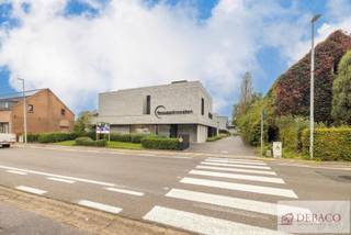 Prachtig appartement in een groene omgeving op wandelafstand van het centrum<br /><br />Dit appartement beschikt over een ruime en lichte leefruimte met moderne open keuken (voorzien van inductiekookplaat, koelkast, vaatwasser en combi-oven) en aansluitende berging, badkamer met inloopdouche en wastafel, gastentoilet, twee slaapkamers, vestiaire en zuid-gericht zonneterras. De ondergrondse autostaanplaats en kelderberging zijn in de prijs inbegrepen. Er is een mogelijkheid tot het huren van een tweede autostaanplaats indien gewenst. <br /><br />De prachtige architectuur gaat gepaard met een moderne en energiezuinige afwerking. Vloerverwarming, zonnepanelen, hoogrendementsketel en LED-verlichting zorgen voor een uniek laag energiepijl.<br /><br />Dankzij een private autovrije doorgang naar het centrum is de markt op wandelafstand te bereiken. <br /><br />Het appartement is beschikbaar vanaf 1 april 2026.<br />Alle verbruik is individueel. De gemeenschappelijke kosten bedragen €75 per maand.<br /><br />De EPC-waarde bedraagt 43 kWh/m² (Label A).<br /><br />Hebt u interesse in dit mooie appartement te Herenthout?<br />Contacteer ons via info@debaco.be of bel ons op 014/73.77.77 voor een bezoek ter plaatse!