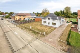 <p><span>Te koop in Ramsel: ruime en veelzijdige woning met veel potentieel. Deze vrijstaande woning ligt op een royale kavel van circa 2.385 m² en heeft een bewoonbare oppervlakte van circa 229 m². De woning telt 4 slaapkamers en 1 badkamer, aangevuld met een ruime garage en een loods (130m²). Een ideale combinatie van ruimte, privacy en een rustige, landelijke omgeving, met tal van mogelijkheden om het naar eigen smaak af te werken.</span></p><p><span> </span></p><p><span>Het perceel biedt een aangename, grotendeels omheinde tuin met veel spel- en ontspanningsruimte. De oprit is ruim en er is voldoende parkeergelegenheid op eigen terrein. </span></p><p><span> </span></p><p><span>Via de inkomhal bereikt u een grote, living met veel natuurlijk licht en een open verbinding met de eetruimte en de keuken. De moderne keuken is ruim en praktisch opgezet, met voldoende kastruimte en voldoende plek. Verder vindt u op de begane 2 slaapkamers die kunnen dienen als kantoor of speelruimte, een moderne badkamer met inloopdouche en wastafel en een praktische bijkeuken/bergruimte.</span></p><p><span> </span></p><p><span>Op de eerste verdieping bevinden zich 2 slaapkamers. De nog af te werken zolderruimte biedt extra mogelijkheden.</span></p><p><span> </span></p><p><span>De woning beschikt over airconditioning, buitencamera, domotica, grote kast voor computernetwerk en is perfect geschikt voor wie een zelfstandige activiteit wil uitoefenen dankzij de ruime loods en de mogelijkheid tot praktijkruimte vooraan.</span></p><p><span> </span></p><p><span>De prijs is een vanafprijs, biedingen mogelijk vanaf €399.000.</span></p><p><span> </span></p><p><span>Woning in optie.</span></p><p><span> </span></p><p><span>Neem vandaag nog contact op voor meer informatie.</span></p><p><span> </span></p><p><span> </span></p>