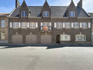 Deze bijzondere eigendom met een rijke geschiedenis en een uniek karakter bevindt zich in het historische centrum van Lo (Lo-Reninge). Deze karaktervolle woning werd in 2012 volledig gerenoveerd met een luxueuze maatwerkafwerking, waarbij authentieke charme en hedendaags wooncomfort perfect werden gecombineerd.<br />Via de statige inkomhal betreedt u een woning die onmiddellijk indruk maakt door haar volumes, elegante afwerking en overvloedige lichtinval. Op het gelijkvloers bevinden zich de sfeervolle leefruimte met open haard, de stijlvolle eetkamer en een exclusieve Obumex-keuken, die uitgeven op de charmante patio met zonneterras.<br />Op de eerste verdieping bevindt zich de master suite met twee dressings en een exclusieve badkamer, aangevuld met vier ruime slaapkamers, een tweede badkamer en een apart toilet.<br />Het absolute pronkstuk van deze eigendom is het zuidgerichte dakterras met verwarmd zwembad en ingerichte poolhouse, een unieke plek om in alle privacy te ontspannen.<br />Verder beschikt de woning over een commerciële ruimte met etalage, twee bureauruimtes, verschillende polyvalente ruimtes, ruime kelders, een praktische wasplaats, een koelcel en drie inpandige garages.<br />Het ruime zolderverdiep biedt bovendien tal van uitbreidingsmogelijkheden en kan, mits de nodige inrichting, plaats bieden aan meerdere extra kamers.<br />Een zeldzame opportuniteit voor wie op zoek is naar een karaktervolle woning met een unieke uitstraling en eindeloze mogelijkheden.