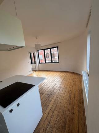 Lichtrijk 1-slaapkamer appartement in het centrum van Edegem.<br />Rustig en centraal gelegen, dichtbij openbaar vervoer, winkels , scholen, universteiten, ziekenhuizen...<br />Volledig ingericht met Wasdroger, Vaatwasser, Oven, Keramische Kookplaat op kookeiland, ...<br />Houten vloeren. Klein gebouw, geen syndicuskosten.