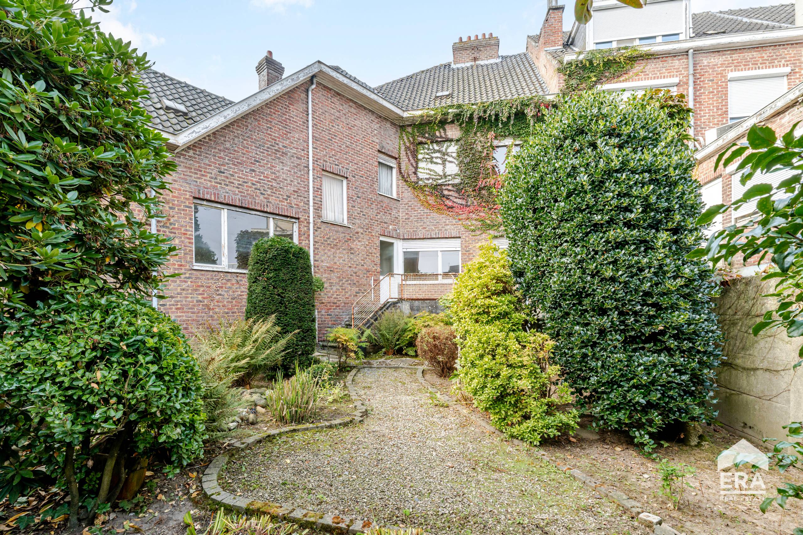 Ruime gezinswoning met 4 slaapkamers, garage en tuin - foto 2