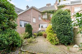 <p>Op een <strong>zeer gegeerde locatie </strong>bevindt zich deze <strong>solide en ruime</strong> te renoveren <strong>woning met 4 slaapkamers (en mogelijkheid tot meer), bureau,</strong> een <strong>garage</strong> en een stads<strong>tuin</strong>. Dankzij de <strong>grote bruikbare vloeroppervlakte </strong>biedt deze woning heel wat potentieel. Bovendien geniet ze van een <strong>uitstekende bereikbaarheid</strong> en een<strong> </strong><strong>bijzonder gunstige ligging, op wandelafstand van het stadscentrum en treinstation van Aalst.</strong></p>
<p>Op het gelijkvloers bevindt zich een <strong>royale inkomhal</strong>, met aansluitend een gastentoilet, een <strong>ruime leefruimte</strong>, een eetkamer en een keuken met<strong> open zicht op de tuin</strong>. Verder is er de mogelijkheid om een slaapkamer op het gelijkvloers in te richten. Verder beschikt de woning over een <strong>garage</strong> met zijtoegang naar de tuin.</p>
<p>De eerste verdieping omvat 4 slaapkamers, een badkamer en een aparte zolderruimte. De ruime zolder, die een extra verdieping vormt,<strong> biedt bovendien tal van mogelijkheden </strong>voor verdere uitbreiding of het creëren van extra slaapkamers.</p>
<p>Een extra troef is de kelder met een rechtstreekse toegang naar de tuin.<br /><br />Er is een renovatieverplichting van toepassing.</p>
<p>Een ideale opportuniteit voor wie op zoek is naar een ruime woning op een gegeerde locatie en deze volledig naar eigen smaak wil renoveren. <strong>Contacteer ons vandaag nog om een bezoek in te plannen via living@era.be of 053 41 40 25!</strong></p>