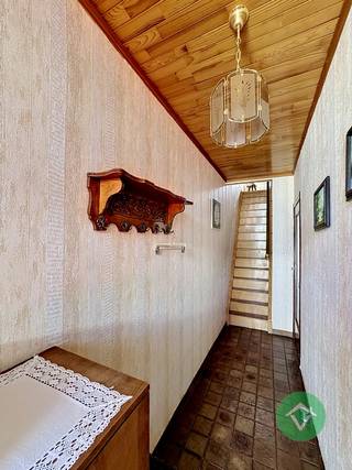 Deze woning is gelegen op een grondoppervlakte van 625 m² in het centrum van Koekelare en bestaat uit: inkomhal - living - keuken - berging - wasplaats - toilet - badkamer - terras - garage - diepe tuin - nachthal - 2 slaapkamers - zolder.