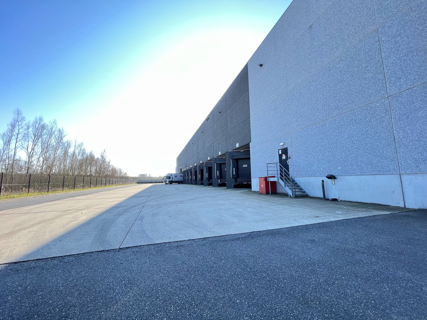 Logistiek bedrijfsgebouw met 12.978 m² magazijn en 1.026 m² kantoor in Willebroek - foto 2