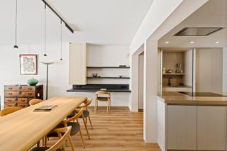 Gemeubeld appartement, in de gerenommeerde residentie “Globe”, prachtig gelegen op de Zeedijk in het ZouteIndeling: inkomhal met gastentoilet, open...