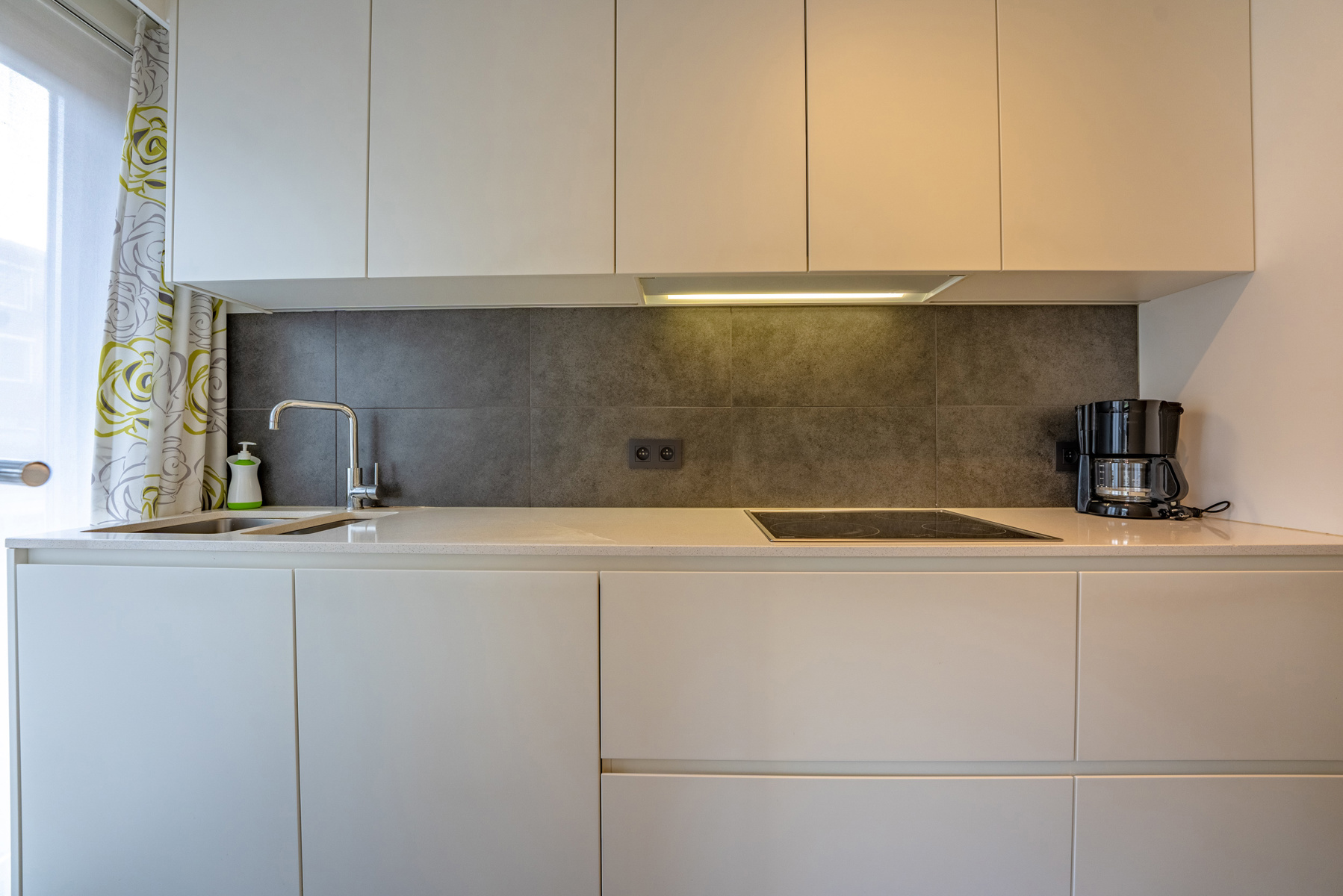 Gelijkvloers appartement met 2 slaapkamers, tuin/terras en garagebox! - foto 4