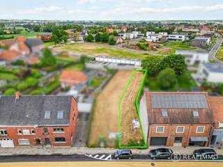Ontdek deze gunstig gelegen bouwgrond van 281m² in het centrum van Sint-Lodewijk.Dankzij de centrale ligging geniet u van een vlotte bereikbaarheid...