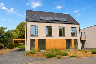 Uitzonderlijk ruime nieuwbouwwoningen (BEN = Bijna Energie Neutraal), gelegen op een rustige locatie aan de Bruggestraat te Zandhoven. Dit kleinschalig project omvat 6 halfopen bebouwingen en 1 open bebouwing, telkens met 3 of 4 volwaardige slaapkamers, ruime tuin en parking. Elke woning beschikt over een inkomhal met ruimte voor vestiaire en afzonderlijk toilet met handenwasser; zitruimte; volledig ingerichte leefkeuken met eetplaats en handige bijkeuken. Directe toegang via het schuifraam tot tuin. Op de verdieping zijn er telkens 3 of 4 volwaardige slaapkamers; apart toilet; bureauruimte; en riante badkamer. Voorts beschikken de woningen over een garage of carport. Hedendaagsearchitectuur en zeer energiezuinige woning voorzien van alle modern comfort met o.a. vloerverwarming door middel van warmtepomp, zonnepanelen, regenwaterrecuperatie, maximum E-peil 30,... Verkoop onder BTW-stelsel (registratierechten op het grondaandeel). Werken in een eindfase en beschikbaar bij akte. Kijk op www.immopatio.be voor meer informatie of bezoek onze modelwoning!