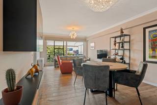 Op zoek naar een instapklaar appartement op een toplocatie? Dan is dit aangename appartement in het centrum van Izegem zeker een bezoek waard.<br /><br />Bij het betreden van het appartement komt u terecht in een lichtrijke en ruime leefruimte die geniet van veel natuurlijke lichtinval. Aansluitend bevindt zich de volledig geïnstalleerde keuken, voorzien van alle hedendaagse comfort. Naast de keuken vindt u een praktische berging/wasplaats, ideaal voor extra opbergruimte.<br /><br />Verder beschikt het appartement over twee volwaardige slaapkamers en een verzorgde badkamer.<br /><br />Een absolute troef is de inbegrepen garagebox, die mee in de vraagprijs is begrepen en zorgt voor extra comfort en een veilige parkeerplaats.<br /><br />Dankzij de centrale ligging bevinden winkels, horeca, openbaar vervoer en andere voorzieningen zich op wandelafstand.<br /><br />Met zijn gunstige EPC-score, instapklare afwerking en uitstekende ligging is dit appartement zowel ideaal als eigen woonst als een interessante investering met een mooi verhuurpotentieel.<br /><br />Troeven:<br /><br />Instapklaar appartement<br />Hartje Izegem<br />Lichtrijke leefruimte<br />Volledig geïnstalleerde keuken<br />Praktische berging/wasplaats<br />2 volwaardige slaapkamers<br />Garagebox inbegrepen in de prijs<br />Gunstig EPC<br />Ideaal voor eigen bewoning of als investering<br /><br />Wenst u een bezoek aan dit appartement? Aarzel dan niet om contact op te nemen met Dieter op het nummer 0484/92.44.37 of via dieter@rovac.be