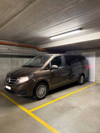 Op een vlot bereikbare locatie aan de stadsrand van Mechelen bevindt zich deze ondergrondse private parkeerplaats met aparte berging. <br /><br />De ondergrondse parking is toegankelijk via een automatische poort aan de straatzijde. Vervolgens bereikt u de ondergrondse verdieping, met behulp van een autolift, waar de private parkeerplaats zich bevindt. De parkeerplaats heeft een oppervlakte van ca. 3,00 m x 4,60 m en beschikt daarnaast over een aparte berging van ca. 1,50 m x 3,00 m. Ideaal voor het veilig en comfortabel stallen van uw wagen, met extra bergruimte voor fietsen, materiaal of andere persoonlijke spullen.<br /><br />De gemeenschappelijke kosten bedragen circa €44 per kwartaal.<br /><br />Een interessante oplossing voor wie op zoek is naar een veilige, private en centraal gelegen parkeerplaats met extra bergruimte vlakbij Mechelen centrum.<br />Voor meer informatie of een bezoek kunt u ons contacteren via 015 21 21 21 of olivier.lievens@imovastgoed.be.