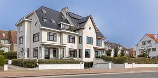 Gelegen langs de Elizabetlaan in het gegeerde Duinbergen bevindt zich villa “Le Hanneton”, een statige halfopen koppelvilla waar karakter...