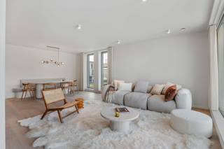 Cet appartement aux finitions luxueuses fait partie de la nouvelle construction AQUILO à Sint-Idesbald. <br /><br />Le caractère économe en énergie est déterminé par des panneaux solaires individuels par appartement, une isolation étendue et une pompe à chaleur ainsi qu'un système de ventilation équilibré D. Les surfaces spacieuses soulignent le cachet luxueux des appartements.<br />Découvrez une opportunité exclusive de vivre au cœur de Saint-Idesbald, où confort moderne et style de vie élégant se rencontrent. <br /><br />L'appartement est situé au rez-de-chaussée et se compose comme suit:<br />Entrée avec toilette et débarras, séjour lumineux avec cuisine ouverte, 2 chambres avec chacune sa salle de bain et 2 terrasses avec jardin attenant. <br /><br />Achat obligatoire du stationnement et du rangement au sous-sol non inclus dans le prix. <br /><br />Surface appartement: 104,69 m²<br />Surface terrasses: 28,63 m²<br />Superficie du jardin: 125,59 m²<br /><br />Vous souhaitez plus d’informations ou un rendez-vous à notre agence ? Contactez-nous sans engagement au 058 62 27 51 ou jhonny@vlaemynck.be