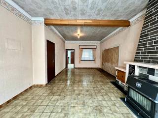 Cette propriété à Hamme offre une opportunité intéressante pour les investisseurs ou les acheteurs avec des plans de rénovation.La propriété est construite en briques solides et se trouve sur un terrain de 246 m².Il y a un accès direct depuis la rue avec un parking devant la propriété et à l'arrière via un garage dans la Koerspleinstraat.L'agencement de la propriété comprend un espace de vie, une cuisine fonctionnelle avec un équipement de base, une salle de bain avec douche, lavabo et toilettes et 2 chambres à l'étage.
