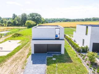 Deze exclusieve eigendom is gelegen in de landelijke en immer rustige deelgemeente Sint-Goriks-Oudenhove, doch het centrum van Zottegem met horeca en winkels, het station, het ziekenhuis,... liggen allen op fietsafstand.<br />De nieuwbouwvilla werd gebouwd op een perceel van 961m² en heeft een prachtig open, groen zicht achteraan op agrarisch gebied. De vermelde vraagprijs omvat de grond met daarop de wind- en waterdicht afgewerkte villa (alle funderingen, metselwerken, dakwerken, buitenschrijnwerken en isolatie). Deze kan optioneel volledig, instapklaar afgewerkt worden volgens de keuzes van de koper zoals vermeld in het lastenboek. Als extra'tje werd reeds een oprit en pad naar de voordeur aangelegd.<br />Indeling: het gelijkvloers bestaat uit een inkomhal met vestiairemogelijkheid en gastentoilet, ruime woonkamer met tevens ruime open keuken voorzien van grote ramen die zorgen voor enorm veel lichtinval en een binnen/buiten gevoel creëren, verder is er een praktische berging en een inpandige garage voor één wagen. De verdieping beschikt over een nachthall, telt drie slaapkamers waarbij de master bedroom voorzien is van een aangrenzende dressingruimte, een badkamer, apart toilet en als laatste nog een berging/technische ruimte/wasplaats.<br />De vraagprijs wordt opgesplitst in een deeltje grondwaarde zijnde 180.000 euro, die onderhevig is aan registratierechten én een deeltje constructiewaarde zijnde 248.696 euro, die onderhevig is aan BTW. Er is een verkooplastenboek en prijslijst met calculatie van de aankoopkosten voorhanden. <br />EXCLUSIEVE NIEUWBOUWVILLA IN OPBOUW MET PRACHTIG VERGEZICHT!!<br />Stedenbouwkundige inlichtingen in aanvraag sinds 16/06. P-score: A, G-score: A, geen risicozone voor overstromingen.<br />U kan de beschikbare attesten bij verkoop downloaden via de website janssens-leroy.be.