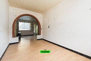 Hoewel de woning een opknapbeurt kan gebruiken, geniet ze talrijke troeven. Zo is ze gunstig gelegen in een residentiële wijk. In de omgeving zijn er buurtwinkels en heeft u een vlotte verbinding naar het centrum.<br /><br />Daarenboven betreft het een ruime woning met een logische indeling. Zo heeft u eerst en vooral een grote eet-en leefkamer, keuken en badkamer ter beschikking. Verder zijn er liefst vier volwaardige slaapkamers. De ruime zolder biedt de nodige bergruimte. <br /><br />Tot slot is er nog een koer achteraan het pand. <br /><br />Bent u op zoek naar een gunstig gelegen gezinswoning? Aarzel dan niet en neem contact op voor meer info of een afspraak. <br /><br />