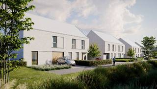 Deze moderne woning is gelegen vlak aan de ingang van het provinciaal domein De Gavers te Geraardsbergen. De woning staat bijna volledig afgewerkt op een zuid georiënteerd perceel van 530m2. De interieurafwerking van de woning is reeds besteld en <strong>de woning kan binnen de 3 maanden opgeleverd worden</strong>. De woning is voorzien van alle moderne technieken: standaard is een warmtepomp en vloerverwarming en koeling inbegrepen, ventilatie met warmterecuperatie, PV-panelen,... . Op het gelijkvloers van de woning is er een praktische was/bergplaats, een inkomhal met gastentoilet en een lichtrijke leefruimte met open keuken. Op de eerste verdieping bevinden zich 3 slaapkamers en een badkamer met bad/douche. De praktische zolder is toegankelijk met een vaste trap. De carport aan de woning is inbegrepen. Wens je meer info over deze woning? Contacteer bouwadviseur Ewout op <strong>0497 588 888</strong> of mail naar <strong>contact@huysmanbouw.be</strong>
