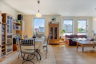 Indeling: - inkomhal met ingemaakte kasten (7 m²) - apart gastentoilet - ruime woonkamer (42 m²) - keuken met toegang tot het terras (7 m²) -...