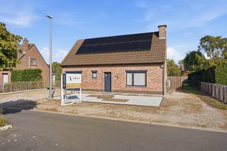 <p>Ontdek deze instapklare gezinswoning met 3 slaapkamers, een ruime zonnige tuin, garage en een uitstekende EPC-score A, gelegen in een mooie wijk in Waasmunster.</p><p>Bij binnenkomst wordt u verwelkomd in een ruime en lichtrijke leefruimte. Dankzij de grote raampartijen en de aansluitende veranda geniet u hier van een aangename lichtinval en een mooi zicht op de tuin. Aansluitend bevindt zich de ruime, geïnstalleerde keuken, een praktische ruimte die mooi aansluit bij het leefgedeelte.</p><p>De woning beschikt over drie volwaardige slaapkamers en biedt daarmee voldoende ruimte voor een gezin. Een absolute troef is de zonnige tuin, een bijzonder aangename plek waar u in alle rust kunt genieten. Daarnaast beschikt de tuin over een praktische tuinberging met extra overkapping. De garage biedt plaats aan uw wagen en zorgt bovendien voor extra bergruimte.</p><p>Ook op technisch en energetisch vlak heeft deze woning heel wat te bieden. Met een uitstekende EPC-score A geniet u van een energiezuinige woning. De installatie van maar liefst 30 zonnepanelen, in combinatie met een thuisbatterij van 10 kWh, draagt bij aan een efficiënt energieverbruik. De woning wordt verwarmd en gekoeld door middel van een lucht-luchtwarmtepomp, wat het hele jaar door bijdraagt aan een aangenaam binnenklimaat. De woning is eveneens uitgerust met een waterontharder.</p><p>Verder is de elektrische installatie conform en is de woning asbestveilig. Kortom, deze woning combineert ruimte, comfort en energiezuinigheid met tal van praktische extra's.</p><p>Interesse? Neem dan snel contact met ons op en plan uw bezoek!</p>