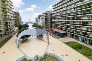 Uniek investeringsproject aan zee – Groothandelspand met vergunningspotentieel voor appartementenOntdek dit uitzonderlijke vastgoedproject op een toplocatie aan de Leopold I Esplanade, op wandelafstand van zee. Dit ruime groothandelspand van 636 m² biedt talloze mogelijkheden voor herontwikkeling tot meerdere wooneenheden.°Projectmogelijkheden:2 rolstoeltoegankelijke appartementen met 3 slaapkamers1 compact appartement met 1 slaapkamerAlternatief: 3 à 4 appartementen met 2 kamersExtra troeven:Kelderruimte en privé parkeerplaatsenVoorontwerpplannen reeds beschikbaarOnder voorbehoud van goedkeuring door de gemeente en VMEEen ideale kans voor investeerders of ontwikkelaars die willen inzetten op kwalitatieve wooneenheden aan de kust. Dankzij de ligging op de Esplanade geniet dit pand van maximale visibiliteit, een toeristische topligging en directe toegang tot het strand.Contacteer ons voor de plannen, een bezichtiging of verdere informatie.