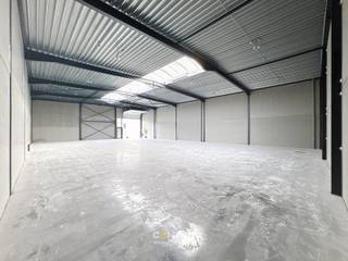<u><strong>AFWERKING: </strong></u>
<ul>
<li>Stalen constructie, afgewerkt met lasprimer en all meta coating.</li>
<li>Geïsoleerde (10cm PIR) gladde betonpanelen.</li>
<li>Gepolierde en gewapende betonvloer (15cm)</li>
<li>Geïsoleerd (10cm PIR) plat dak (2-laagse roofing) met centrale lichtstraat met RWA-luik.</li>
<li>1 geïsoleerde, automatische sectionaalpoort (h: 4,2m). </li>
<li>Toilet</li>
<li>Uitgietbak met boiler (warm water)</li>
<li>Geïntegreerde afzonderlijke ruimte, voorzien van glaspartijen en automatische sectionaalpoort</li>
<li>Afzonderlijke inkomdeur met glaspartij voorzien van aluminium schrijnwerk en hoogrendementsbeglazing (Ugmax = 1,1 W/m2K). </li>
<li>LED-verlichting </li>
</ul>
<br /><u><strong>NUTSVOORZIENINGEN: </strong></u><br />Elektriciteit (3 x 400V, 40A), stadswater, telenet.<br /><br /><u><strong>LIGGING:</strong></u><br />Op ambachtelijke zonet te Oostkamp.<br />Op 3km van E40/E403<br />Tevens een vlotte verbinding naar de kust.<br /><br /><u>* Bijzonderheden:</u><br />- Vermelde prijs is exclusief 21% btw, verbruik, onroerende voorheffing (conform aanslagbiljet) en gemene kosten (minimaal!).<br />- Onze referentie op <strong>www.centro.be</strong> : <strong>P0491A</strong> of contacteer ons op <strong>050 70 01 02</strong>.