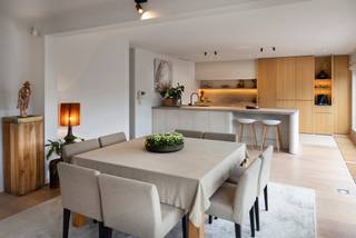 Bezoekmoment zaterdag 31/01, van 10u tot 11u30! (enkel op afspraak - charlotte@immobeguin.be)Pal in het centrum gelegen exclusief penthouse met 3 SLK...