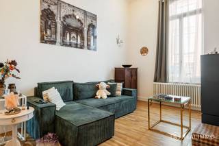 <strong>In het centrum van Avelgem, op wandelafstand van winkels, scholen, horeca en openbaar vervoer, bevindt zich deze karaktervolle en volledig gerenoveerde woning. Een centrale ligging gecombineerd met een knappe architectuur.<br /><br /><u>Indeling</u></strong><br />Via de inkomhal met apart toilet komt u binnen in de woning. Het gelijkvloers omvat een origineel ingerichte keuken, eetkamer en gezellige woonkamer. De hoge plafonds en grote raampartijen zorgen voor een uitzonderlijk gevoel van ruimte en bijzonder veel natuurlijke lichtinval. Daarnaast is er een praktische kelder aanwezig.<br />Op de eerste verdieping bevinden zich 2 ruime slaapkamers, een afzonderlijke dressing en een royale badkamer met ligbad, douche, lavabomeubel en toilet.<br />De ruime, geïsoleerde zolder biedt bijkomende bergruimte en mogelijkheden. Buiten beschikt de woning over een aangenaam en ruim terras.<br /><br /><u><strong>Technisch</strong></u>
<ul>
	<li>Centrale verwarming op aardgas, dubbele beglazing, geïsoleerde zolder en conforme elektrische installatie.</li>
	<li>Behoort <strong>NIET </strong>tot mede-eigendom “De Groote Fabrieke”.</li>
	<li><strong>EPC: 354 kWh/m²</strong></li>
	<li>Conforme elektriciteit</li>
	<li>Kelder en geïsoleerde zolder</li>
	<li>P en G score: D</li>
</ul>
<u><strong>Troeven</strong></u>

<ul>
	<li>Authentiek en karaktervol gerenoveerd</li>
	<li>Centrale ligging in Avelgem</li>
	<li>Hoge plafonds en veel lichtinval</li>
	<li>2 ruime slaapkamers + dressing</li>
	<li>Ruime badkamer</li>
	<li>Kwalitatieve en originele afwerking</li>
	<li>Ruim terras</li>
</ul>
<strong><u>Contact</u></strong><br />Interesse? Contacteer Nicolas via nicolas@real-immo.be of 0478/50.58.91 voor meer informatie of een bezoek.