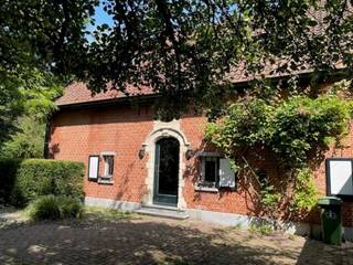 <p>Prachtig landgebouw genaamd "Hof De Vrysele" gelegen te Kontich aan de Groeningenlei 159A met bos en weiland, groot 1ha 03a 76ca.</p><p><br /> </p><p><u>Gelijkvloers </u></p><ul><li>Ruime living (±94m²) met panoramisch raam en open trap naar  verdieping</li><li>Keuken (­±5,5m²) met spoelbak, keramische kookplaat en dampkap</li><li>Technische ruimte (±7,5m²) met wasplaats, lavabo, boilerplaats</li><li>Wc-ruimte met berging / lavabo (±6m²)</li><li><p>Veranda (±13,7m²)</p><p><br /> </p></li></ul><p><u>Eerste verdieping</u></p><ul><li>Overloop met velux (± 28.5m²)</li><li>Slaapkamer 1 met velux (± 16.5m²)</li><li>Slaapkamer 2 met velux (± 43.5m²)</li><li>Badkamer 1 (± 10m²) met ligbad, dubbele lavabo en wc</li><li>Badkamer 2 (± 8m²) met ligbad, dubbele lavabo en wc</li></ul><p><br /> </p><p><u>Algemene info</u></p><ul><li>Houten buitenschrijnwerk met isolerend glas</li><li>Pannendak met veluxen</li><li>Elektrische vloerverwarming met elektrische  en accumulatieverwarming</li><li>Waterleiding</li><li>Stedenbouwkundige bestemming: agrarisch gebied / parkgebied</li><li>Bouwvergunning: functiewijziging naar eengezinswoning vergund 16/03/2026</li></ul>