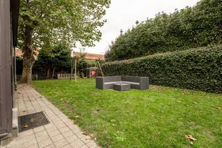 Op een centrale en rustige ligging in Pelt vinden we deze ruime, instapklare gezinswoning met een bewoonbare oppervlakte van 171 m² op een perceel van 478 m². De woning combineert een stevige bouwstructuur met moderne afwerking en biedt alle comfort voor een hedendaags gezin.<br />🏡 Indeling<br />Bij het binnenkomen via de inkomhal met trap bereik je de lichtrijke leefruimte met eetplaats en zithoek. Aansluitend bevindt zich de volledig uitgeruste keuken, voorzien van alle nodige toestellen. Verder is er op het gelijkvloers nog een apart toilet, berging en toegang tot de kelder voorzien.<br />Op de verdieping zijn er 3 slaapkamers, waaronder een charmante kinderkamer, en een moderne badkamer met inloopdouche en hangtoilet. De zolderverdieping werd eveneens afgewerkt en is momenteel ingericht als 2 slaapkamers. Deze ruimt kan eveneens dienen als een extra leefruimte of kan dienen als hobbykamer/dressing met bijkomende slaapkamer.<br />🌿 Buitenruimte<br />Achteraan geniet je van een gezellige tuin met voldoende privacy en ruimte voor ontspanning. De vrijstaande garage biedt extra bergruimte en parkeermogelijkheden.<br />✅ Troeven van deze woning<br />Bewoonbare oppervlakte: 171 m²<br />Perceeloppervlakte: 478 m²<br />Instapklare woning – netjes afgewerkt en onderhouden<br />Moderne keuken en badkamer<br />Afgewerkte zolder met extra ruimte<br />Nieuwe gasketel<br />Dak recent gerenoveerd<br />Vrijstaande garage<br />Rustige ligging, op wandelafstand van winkels, scholen en openbaar vervoer<br />Deze woning is ideaal voor gezinnen die op zoek zijn naar een ruime en verzorgde woning in een aangename woonomgeving.<br /><br />Wil jij deze woning zelf ontdekken?<br />📞 Neem vandaag nog contact met ons op voor meer info of een bezoek!