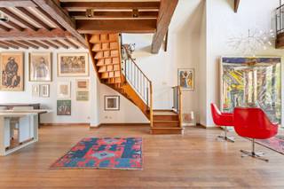 Bij het betreden van dit charmante duplexappartement, gelegen op de derde en vierde verdieping van een authentieke Antwerpse stadswoning, wordt...