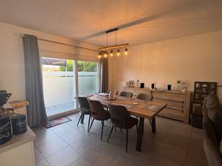 Deze recente woning combineert ruimte, comfort en een praktische indeling op een rustige ligging. Bij het binnenkomen valt meteen de...