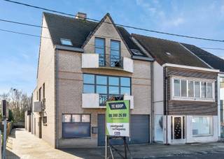 <p>Deze uitzonderlijke eigendom combineert wonen en werken op één locatie. </p><p>Het pand omvat een woning van ±312 m², een dubbele garage, een atelier/werkplaats van ±300 m² en een ruime tuin.</p><p></p><p>Via de zijkant betreedt u de inkomhal, het hart van het gelijkvloers. Rechts ligt de wasplaats met aansluitend een etalageruimte met straatzicht. Links vindt u een grote bergruimte, opgesplitst in opslag en vestiaire, met achterdeur naar atelier en tuin. </p><p>Via de dubbele garage komt u in een patio met drie extra ruimtes: technische ruimte, fietsenberging en seizoensopslag.</p><p></p><p>Op de eerste verdieping bevindt zich de open leefruimte met eetplaats en volledig uitgeruste keuken met ontbijthoek en tuinzicht.</p><p> De keuken geeft toegang tot bureau en terras. De circulaire indeling leidt naar de centrale hal met gastentoilet.</p><p></p><p>De tweede verdieping telt drie slaapkamers en een badkamer met ligbad, douche, toilet en dubbele lavabo.</p><p>Het atelier is volledig afgescheiden en bereikbaar via een oprit voor bestelwagens. Er is een ontvangst- of wachtruimte met toegang tot atelier en bureau, en een laad- en loszone via een poort van 3 x 3,5 m. Ideaal voor opslag, ambacht of productie.</p><p></p><p>Achteraan ligt een tuin van ±750 m² met tuinberging en overdekt terras. </p><p>Gelegen in ambachtelijke zone met uitbreidingsmogelijkheden en optie tot aankoop van de te renoveren woning naast nr. 49. </p><p>Een unieke kans op toplocatie!</p>