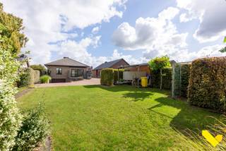 Ruime volledig onderkelderde gelijkvloerse woning.We betreden deze rustig gelegen gelijkvloerse woning langs de linkse zij-ingang, om uit te komen in...