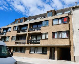 Indeling:<br /><br />Inkomhall, afzonderlijk toilet, woonkamer, open keuken, 1 slaapkamer, badkamer met wastafel en douche, INCLUSIEF autostaanplaats nr°14 in het gebouw. <br /><br />- Gunstig EPC-label (B)<br />- GEEN LIFT<br />- Elektriciteit conform<br />- Dubbele beglazing PVC<br />- Individuele centrale verwarming op aardgas.