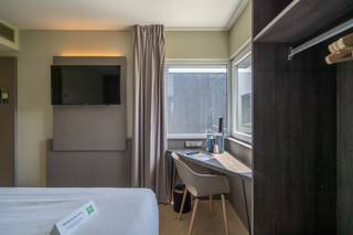 Welkom bij het <strong>Ibis Styles Hotel</strong>, ideaal gelegen in het <strong>groene Kennedy Park</strong>, op 300 meter van Kortrijk Xpo en <strong>slechts 2 km van het centrum</strong>. Dankzij de <strong>nabijheid van de E17/E40</strong> en een <strong>vlotte verbinding met</strong> het <strong>openbaar vervoer</strong> is dit de <strong>perfecte uitvalsbasis voor zowel zakenreizigers als toeristen</strong>.<br /><br />Het hotel werd <strong>volledig gerenoveerd in 2017</strong> en combineert <strong>stijl</strong> met <strong>comfort</strong>. Alle kamers zijn <strong>smaakvol ingericht</strong> en <strong>voorzien van moderne faciliteiten</strong>. Zo beschikt een standaardkamer over een <strong>flatscreen-tv, bureau, aparte badkamer met inloopdouche, lavabomeubel en toilet</strong>.<br /><br />De uitbating van het hotel is volledig in handen van een professioneel team.<br />Als <strong>eigenaar deelt</strong> u <strong>driemaandelijks</strong> <strong>mee in de opbrengsten</strong>, <strong>zonder</strong> dat u <strong>zich</strong> hoeft <strong>te bekommeren om het beheer</strong>. <br />Gratis private parking met voldoende ruimte is beschikbaar voor alle gasten. Kortom, een <strong>zorgeloze en rendabele investering</strong> op een <strong>toplocatie</strong>, met bovendien de <strong>mogelijkheid om zelf te genieten</strong> <strong>van een stijlvol verblijf in Kortrijk</strong>.<br /><br />Interesse? Contacteer Matthis op 0477 804 350 - matthis@dekeyser.immo of Leopold 0499 618 354 - leopold@dekeyser.immo