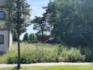 Deze bouwgrond is gelegen binnen een goedgekeurde verkaveling en is bestemd voor een halfopen bebouwing. Gelegen in centrum Massenhoven, vlakbij...
