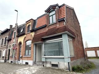 Deze charmante woning is ideaal gelegen in de nabijheid van scholen en de bibliotheek van Dendermonde.Op het gelijkvloers vindt u een aangename...