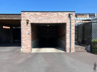 Autostaanplaats te koop in ondergrondse parkeergarageOntdek deze vlot toegankelijke autostaanplaats in een nette, veilige en volledig afgesloten...