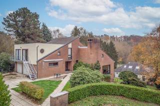 Century 21 ImmoNero presenteert: Ruime, onder architectuur gebouwde Villa van 374m², op een mooi perceel van1450 m² op het zuiden, geschikt voor een grote familie of meerdere families! TOP LOCATIE, rustig gelegen aan een verkeersarm plein op loopafstand van het centrum, scholen en openbaar vervoer. GV: ruime entree met toilet, woon- en eetkamer met mooi uitzicht (en open haard), ingerichte keuken met ontbijthoek; 1 slaapkamer (12m²), kantoor (12m2), dubbele garage. 1e Verdiep: 4 slaapkamers - 1e (13m²) met dressing, 2e (11m²), de 3e met eigen doucheruimte, toilet en kitchenette (18m²), de 4e met eigen ingang, keuken, kleine woonkamer, doucheruimte en toilet (45m2); 1 badkamer met WC. Kelder niveau: een voormalige dokterspraktijk van (50 m2) met receptie/vergaderruimte, keuken, spreekkamer, doucheruimte, toilet en 2 opslagruimtes. EPC= D. Geen overstromingsgebied en asbestveilig! www.kroendaal5.be