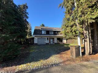 Woning in klassieke stijl op grote grond van 10a 58ca centiare in open bebouwing.Indeling: inkom, ruime living, keuken, garage, wasplaats.Boven 3...