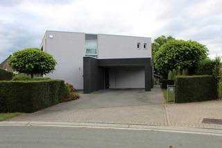 Deze instapklare architecturale villa geniet van een droomligging, in een doodlopende straat binnen een residentiële wijk vlakbij de...